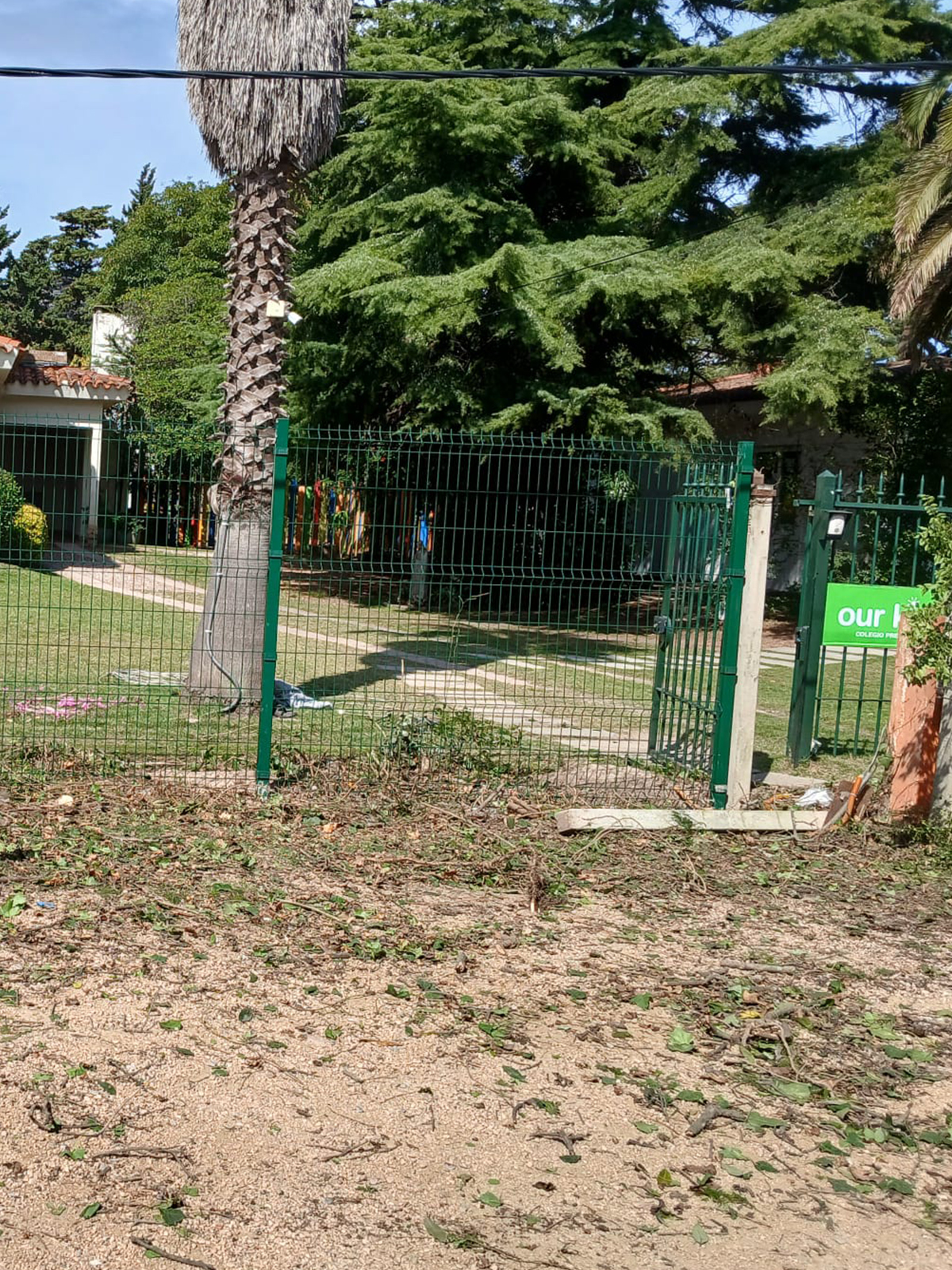 Colegio Our Kids - portón de acceso